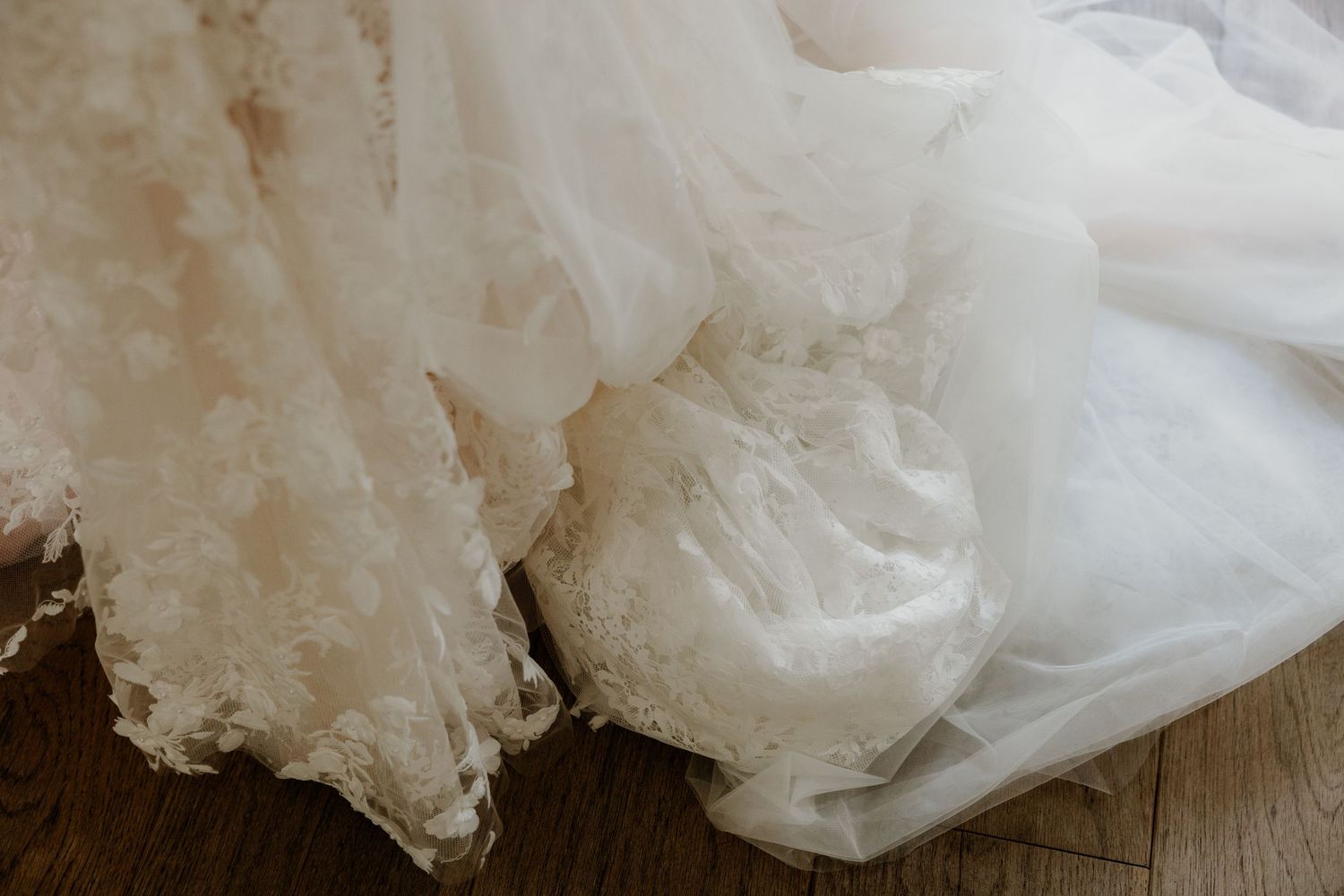 Detail van de kanten trouwjurk tijdens de getting ready