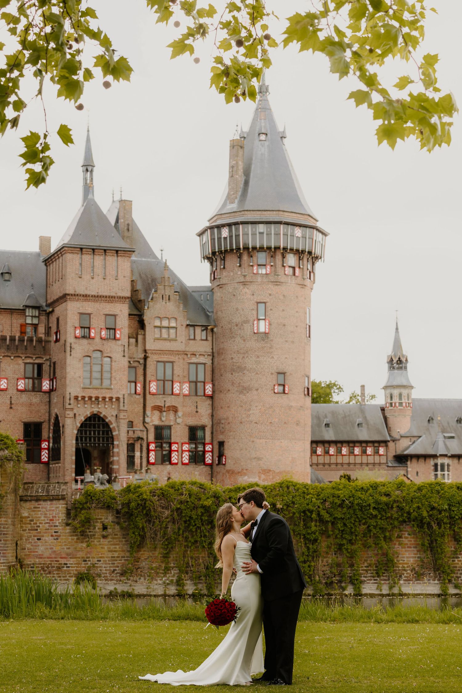 Bruidspaar gefotografeerd bij Kasteel de Haar