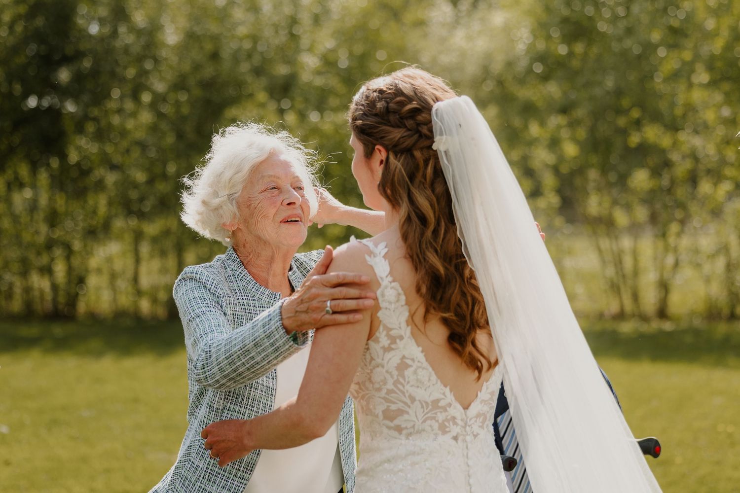 Bruid deelt een liefdevol moment met haar oma tijdens de trouwdag