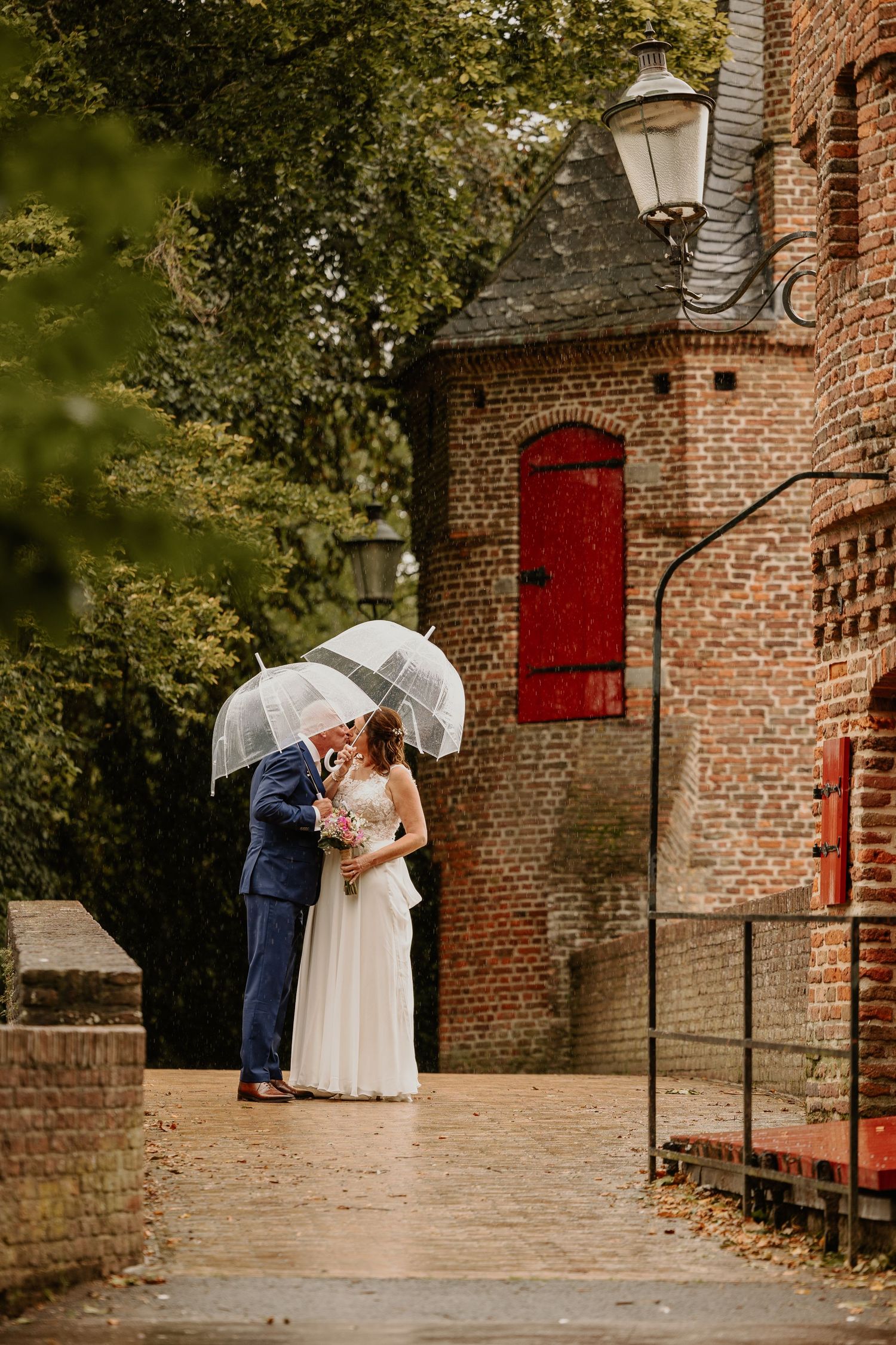 Bruidspaar tijdens trouwfotoshoot bij Monnikendam in Amersfoort
