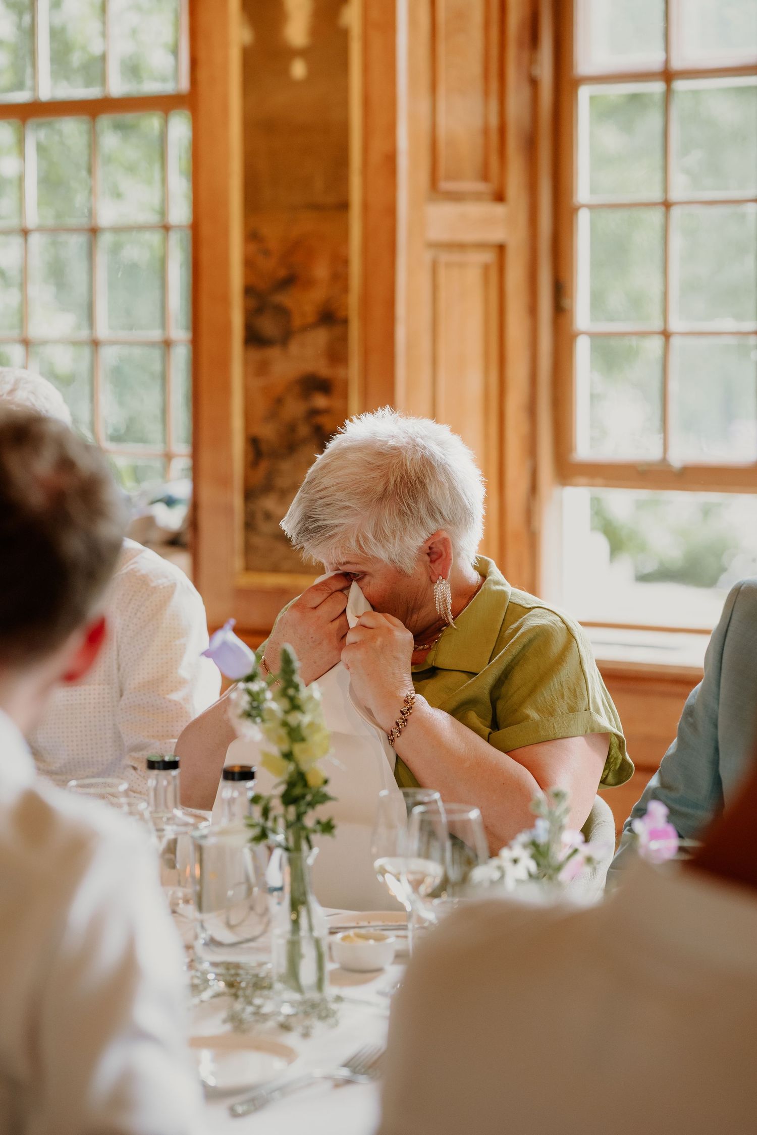 Geëmotioneerde bruiloftsgast tijdens een speech bij het trouwdagdiner