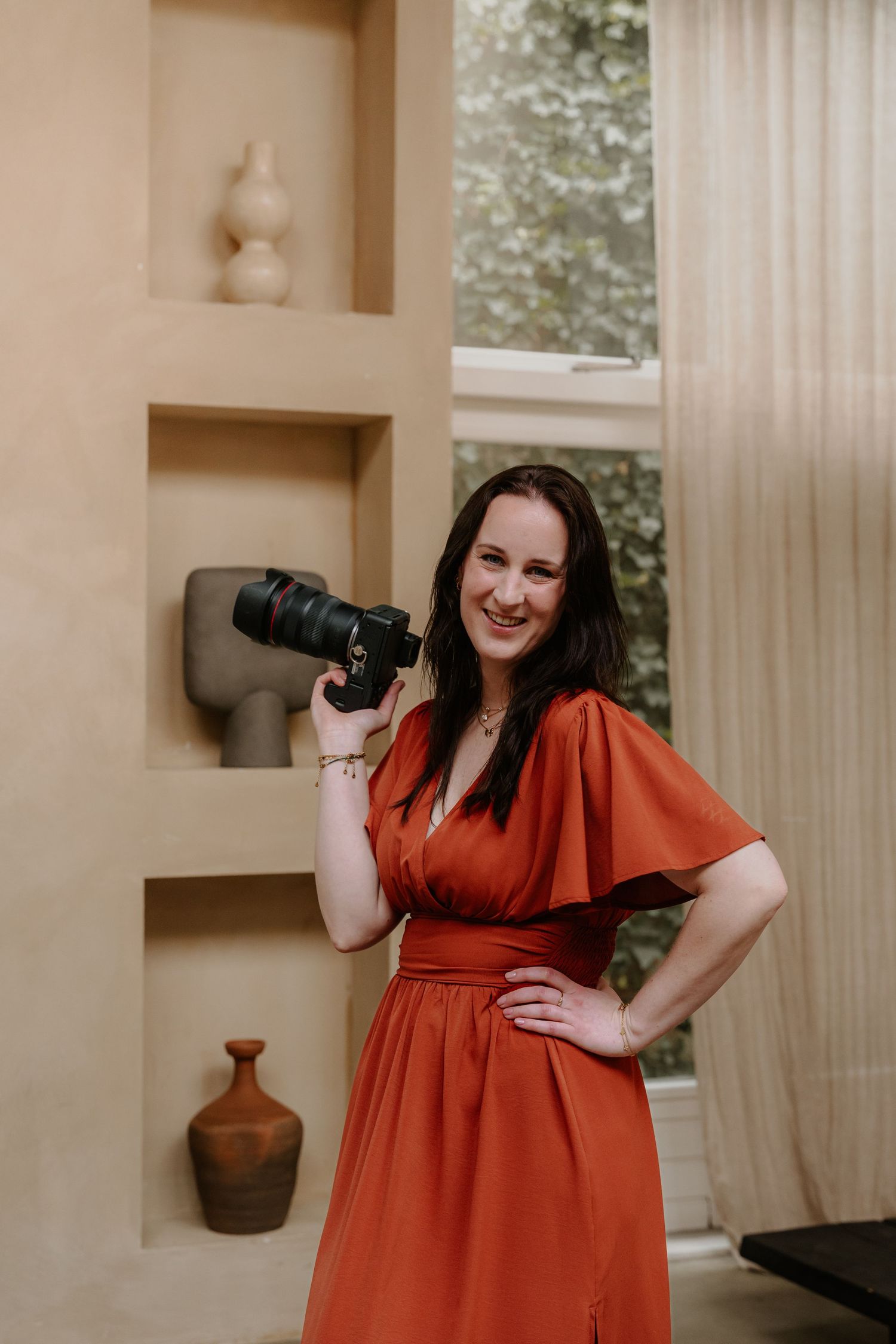 Trouwfotograaf Lisa Cunningham met camera tijdens een bruiloft