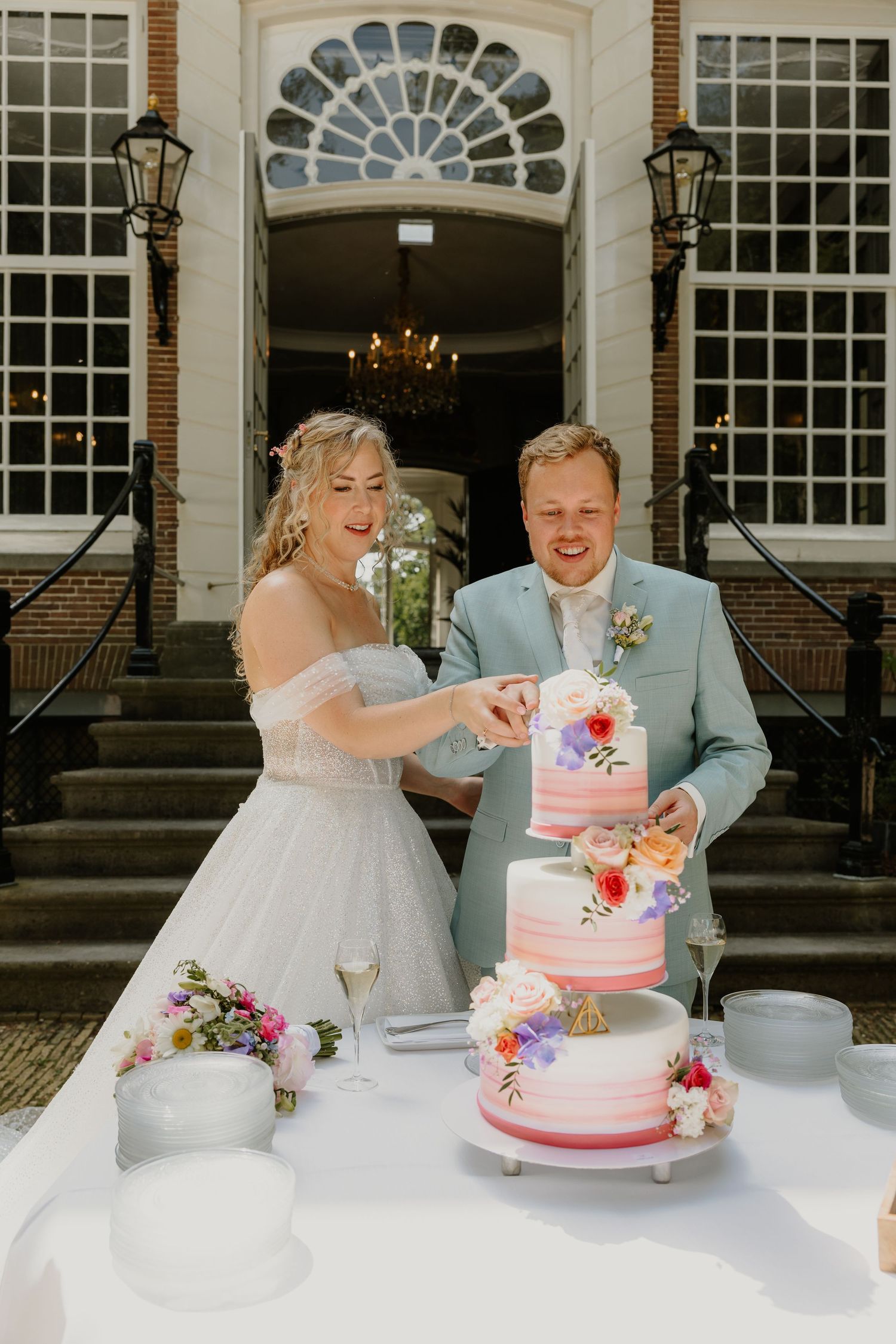 Bruidspaar snijd de bruidstaart aan voor hun trouwlocatie