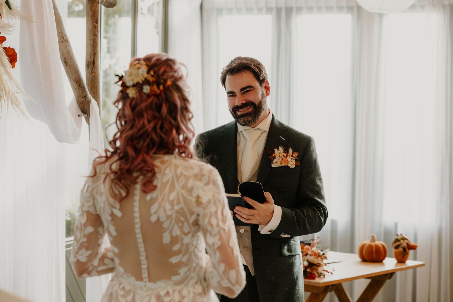 De bruidegom leest vol liefde zijn geloften voor aan zijn bruid