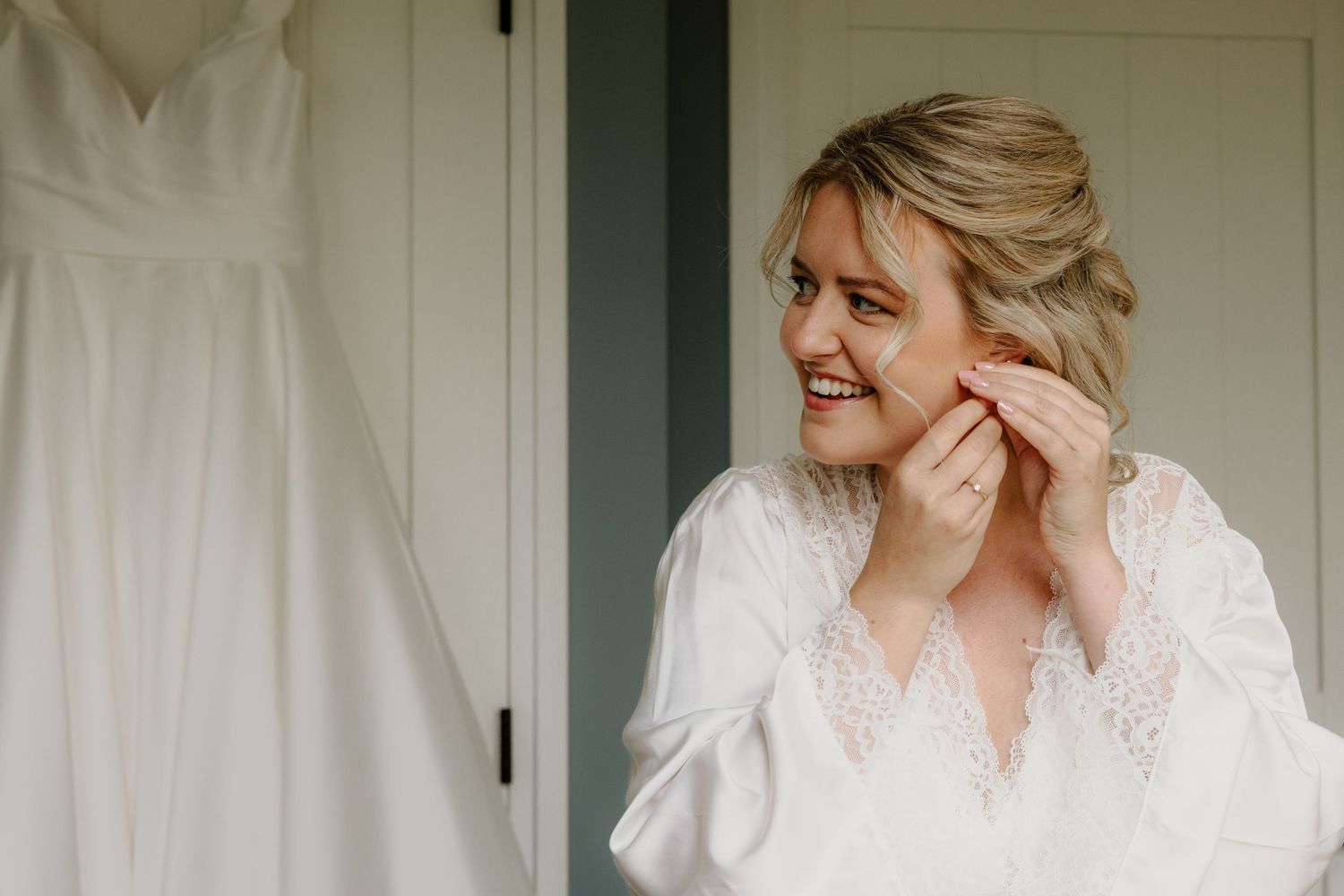 Bruid doet haar oorbel in tijdens de getting ready