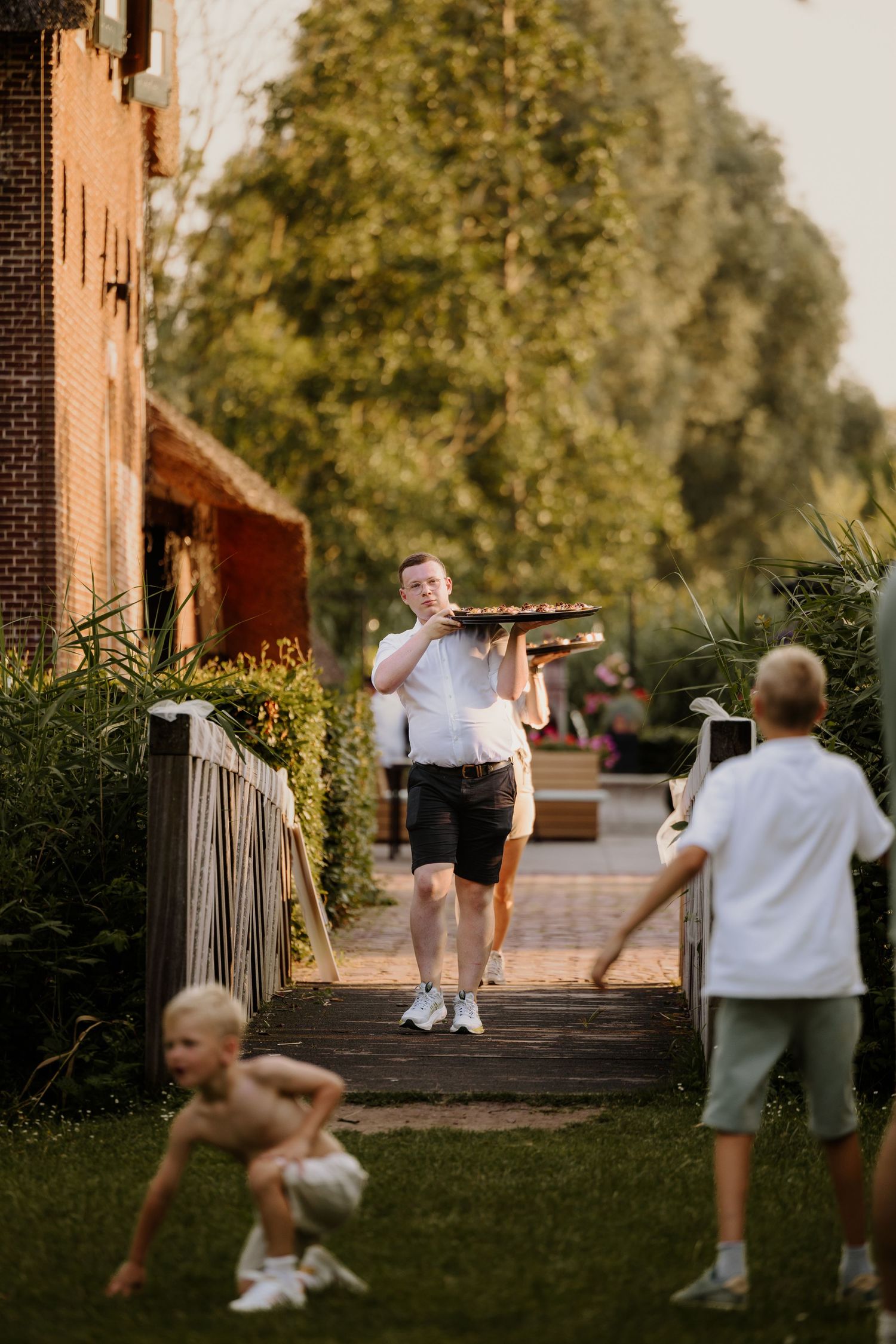 Bediening draagt de toetjes naar de dinertafels op grote ronde dienbladen.