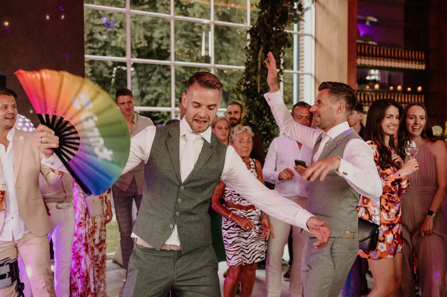 Bruidspaar en gasten vieren samen feest tijdens de bruiloft.