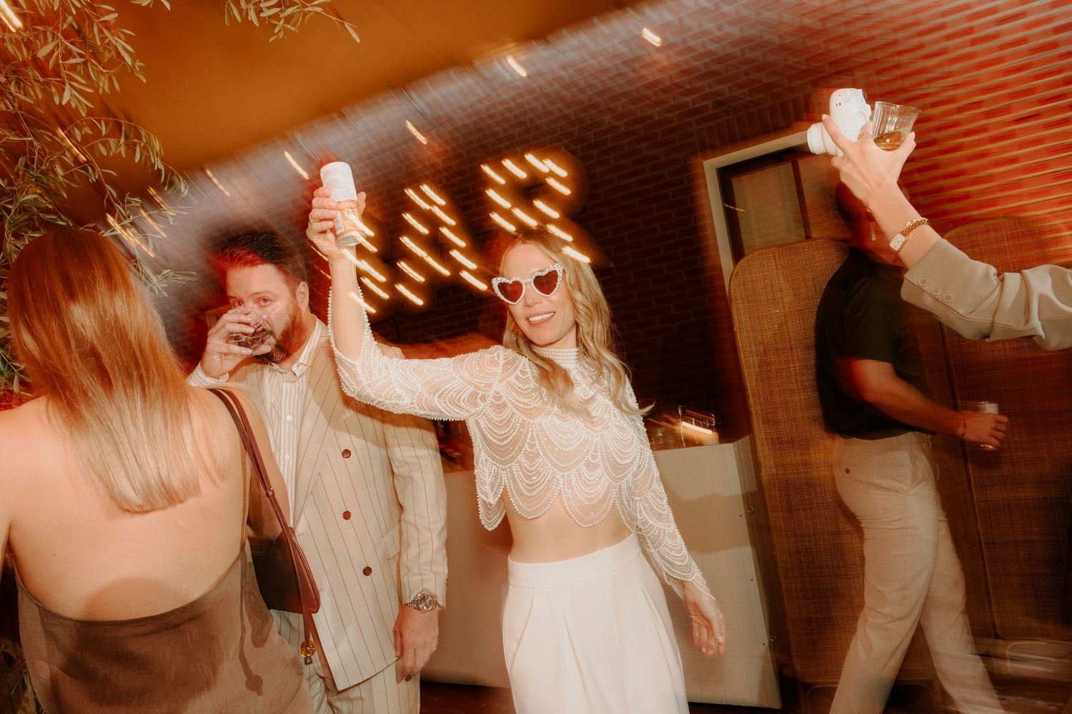 Bruid danst met haar gasten tijdens een uitbundig trouwfeest
