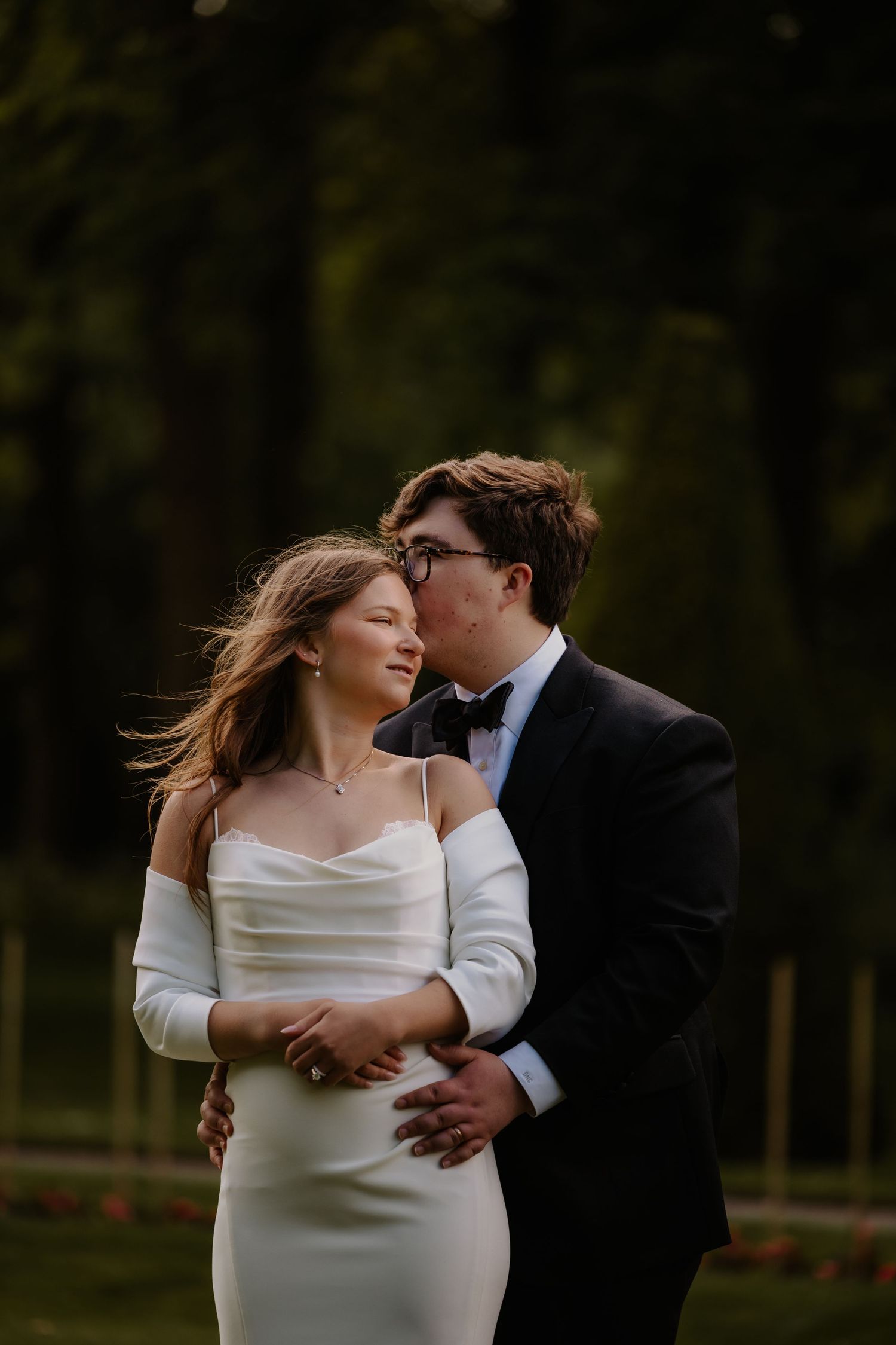 Bruidspaar omhelst elkaar tijdens een romantisch moment buiten