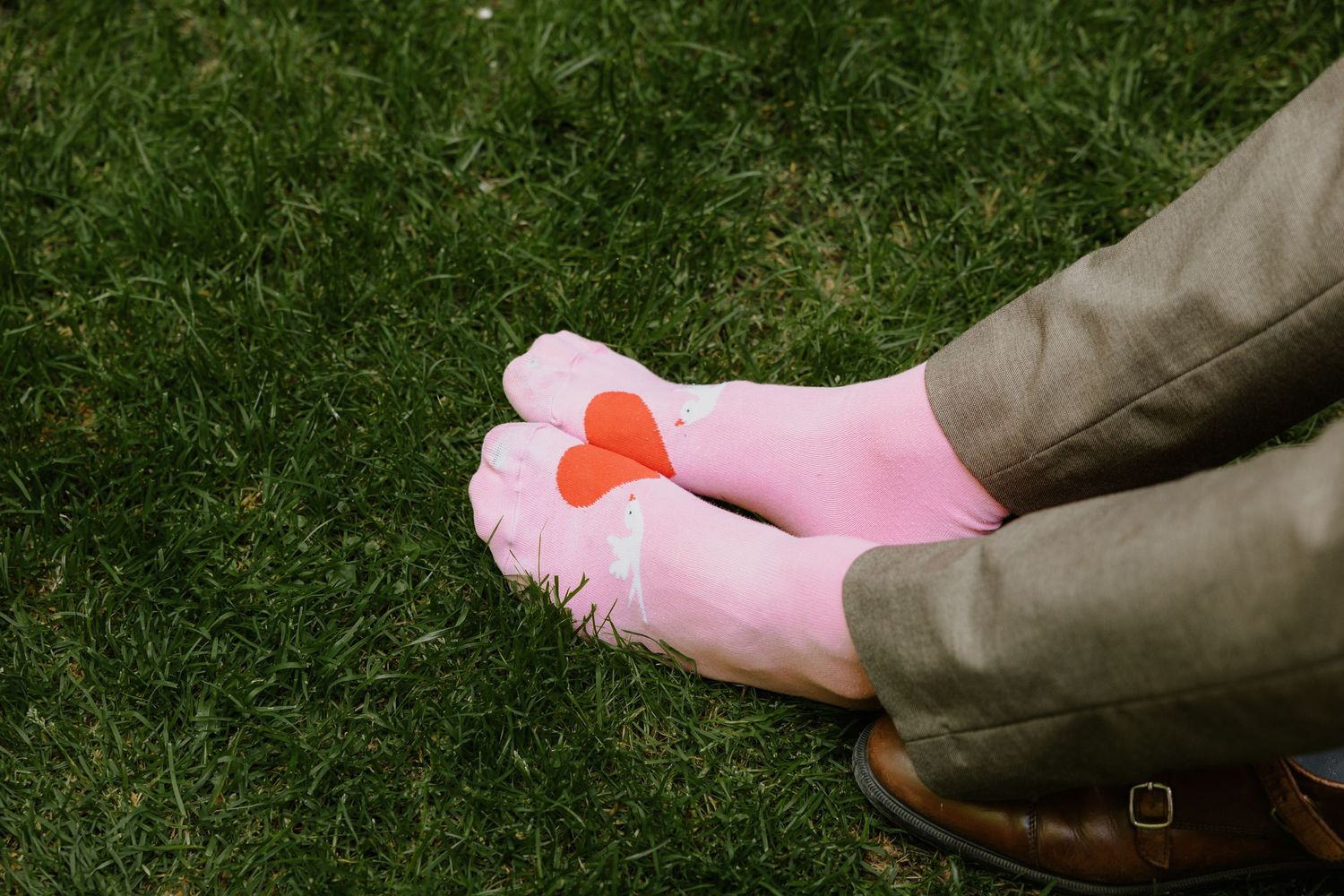 Roze sokken met hartjes als grappig detail tijdens een bruiloft