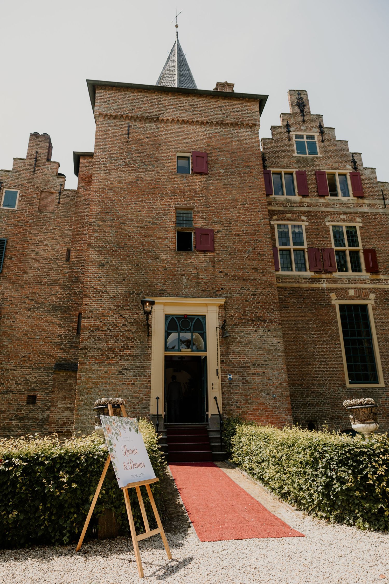 Entree van trouwlocatie Kasteel Wijenburgh met rode loper