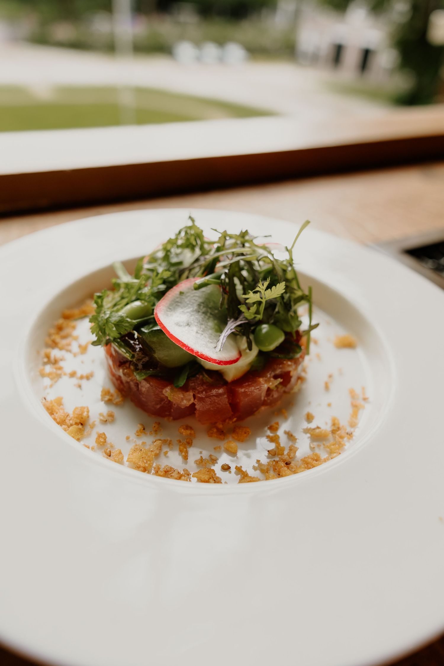 Feestelijk opgemaakt gerecht tijdens het diner op een bruiloft