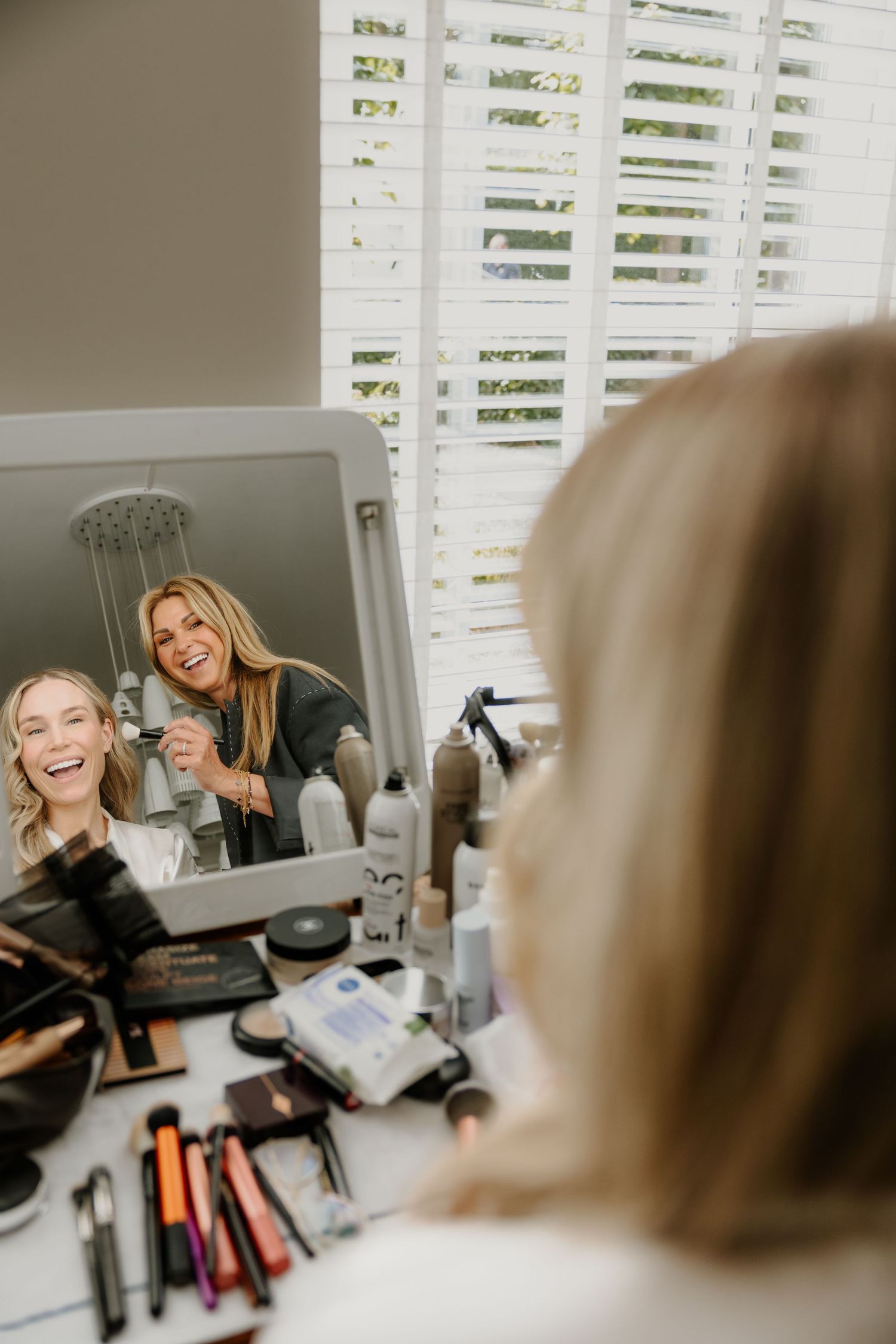 Bruid krijgt haar make-up tijdens de voorbereidingen op haar bruiloft