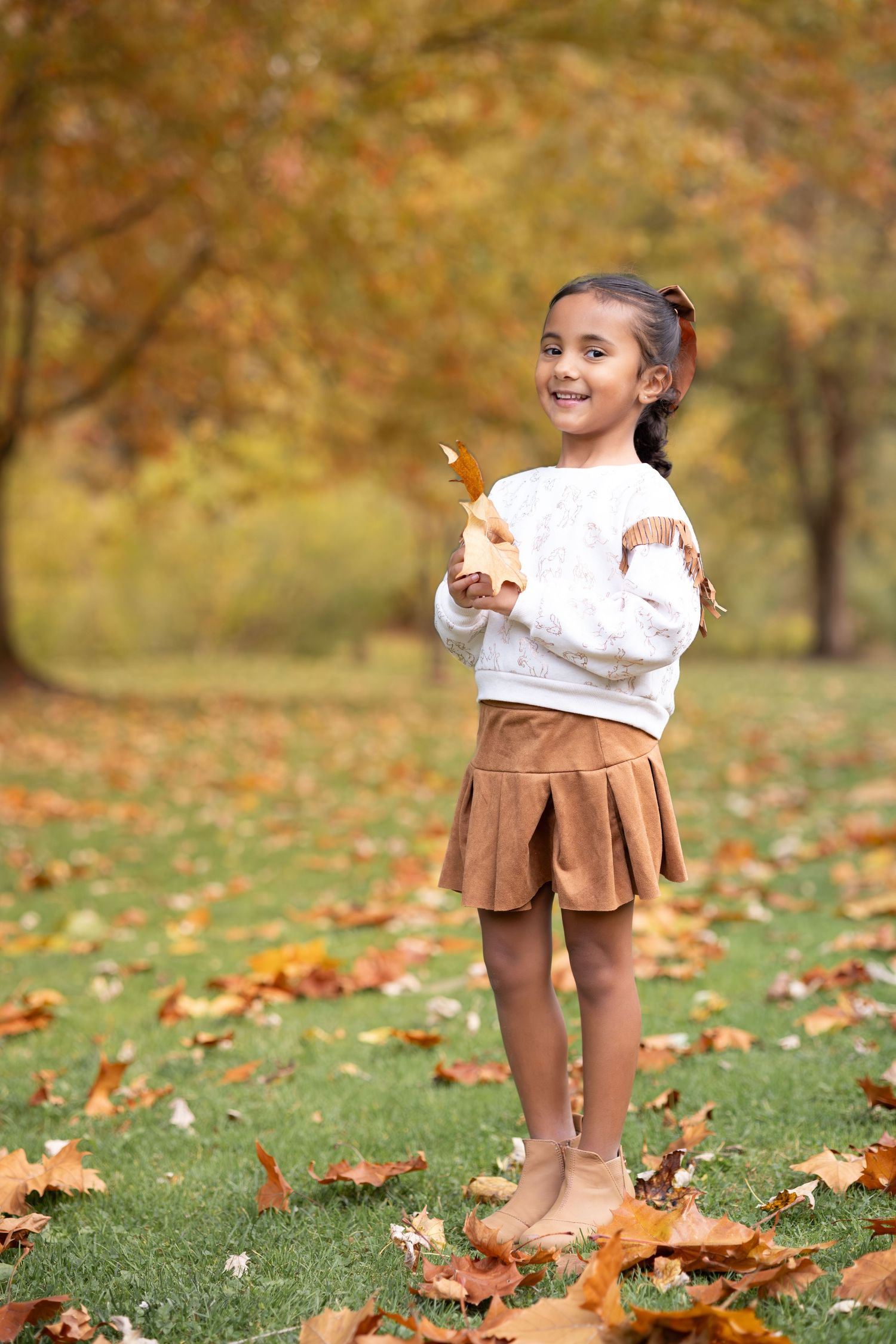 Little girl holding autumn leaf photography