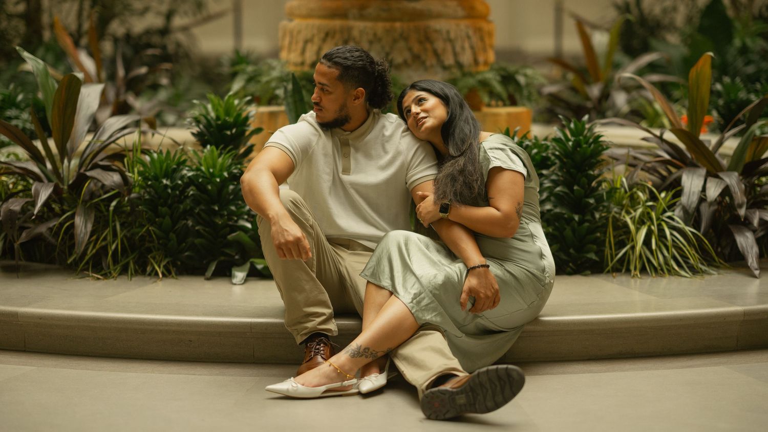 Couple admiring the National Gallery of Art