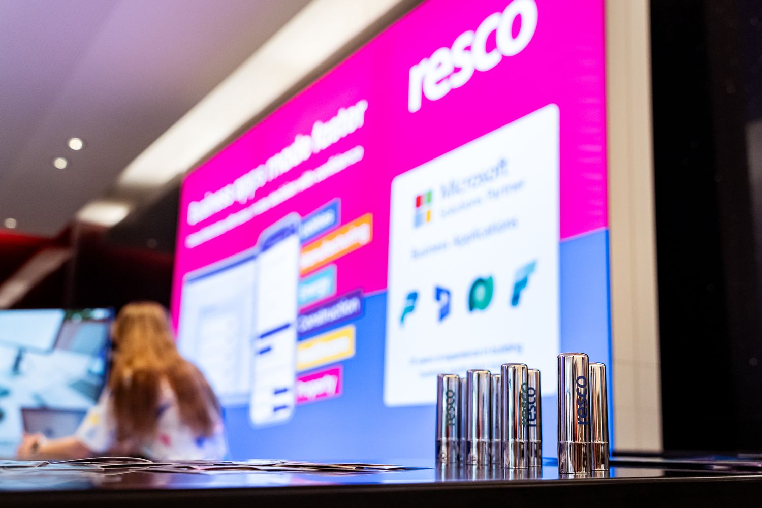 Sponsorenstand mit großem Aufsteller im Hintergrund des Sponsors Resco auf der ColorCloud 2025
