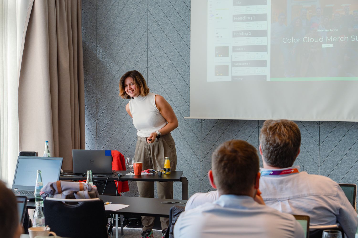 Ulrikke Akerbæk spricht vor den Teilnehmenden ihres ColorCloud-Workshops