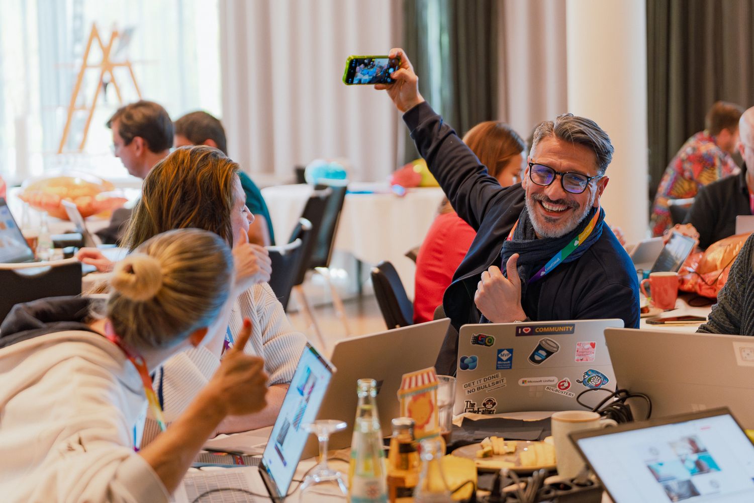 Drei Teilnehmende des ColorCloud PromptAthon machen gemeinsam ein Selfie
