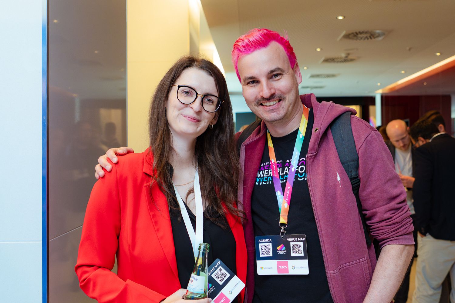 Jessica Kreidel und Robin Rosengrün posieren gemeinsam im Foyer der ColorCloud-Konferenz 2025