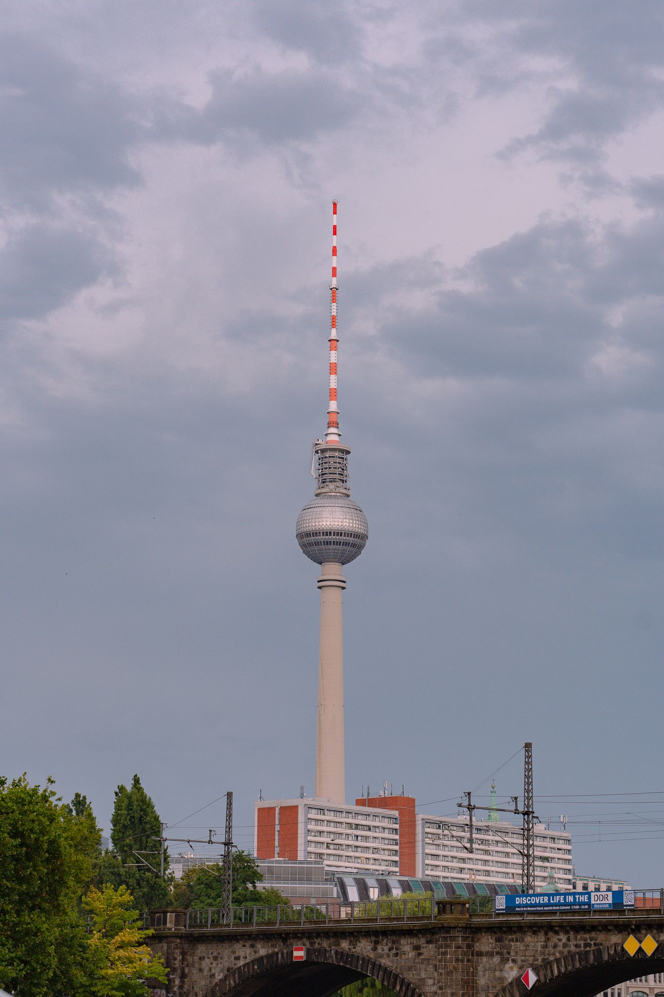 Blick auf den Berliner Fernsehturm von der Spree