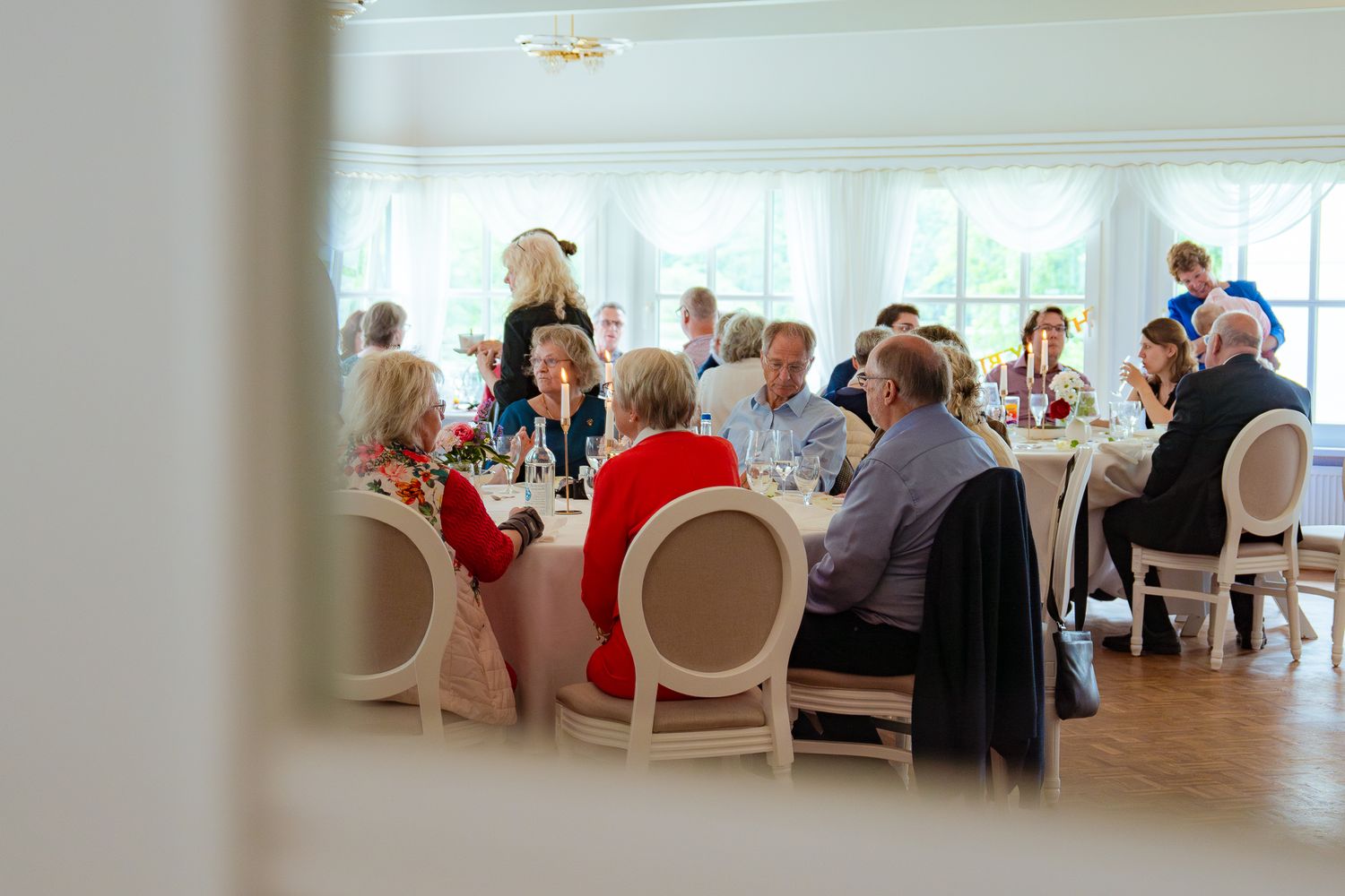 Geburtstagsgäste feiern gemeinsam im Festsaal des Forsthauses Seebergen