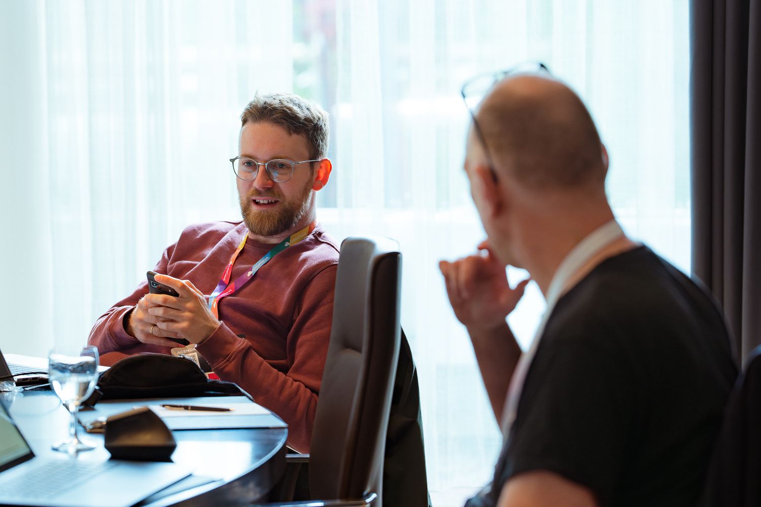 Ein Teilnehmer des ColorCloud Workshops diskutiert mit Stefan Riedel