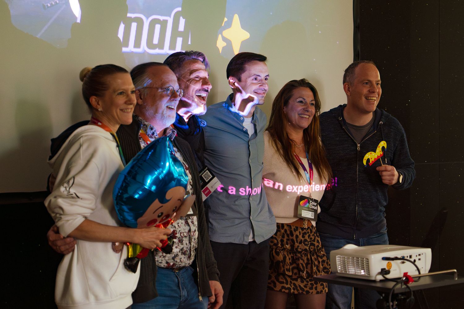Ein Team posiert beim ColorCloud PromptAthon für ein Gruppenfoto
