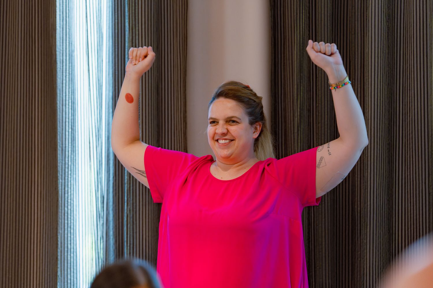 Ana Inés Urrutia de Souza hält jubelnd beide Hände in die Höhe auf dem ColorCloud PromptAthon
