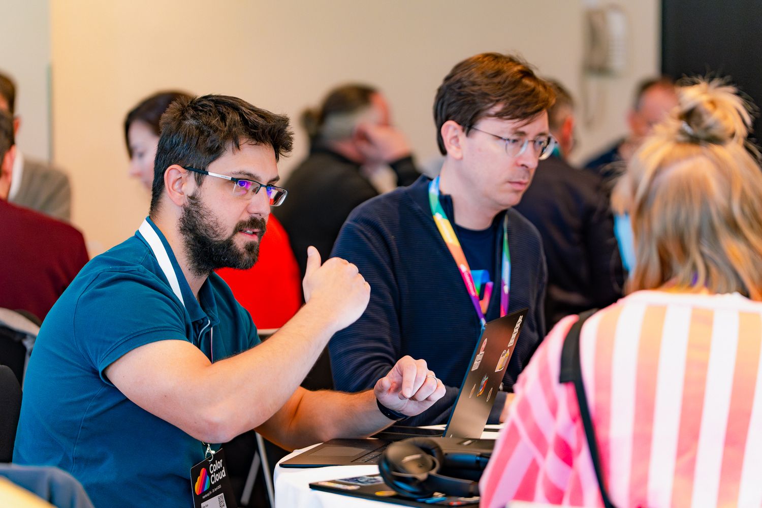 Teilnehmende an dem ColorCloud PromptAthon diskutieren gemeinsam