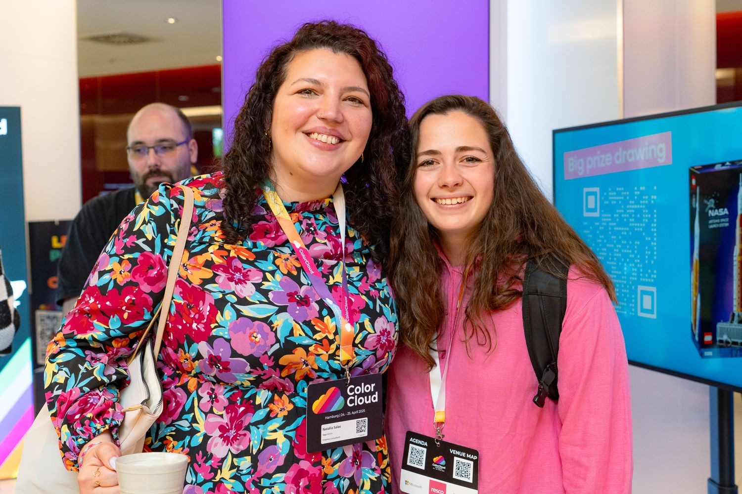 Natalia Salas und Lucía Rodríguez Pérez posieren gemeinsam für die Kamera im Foyer der ColorCloud-Konferenz 2025