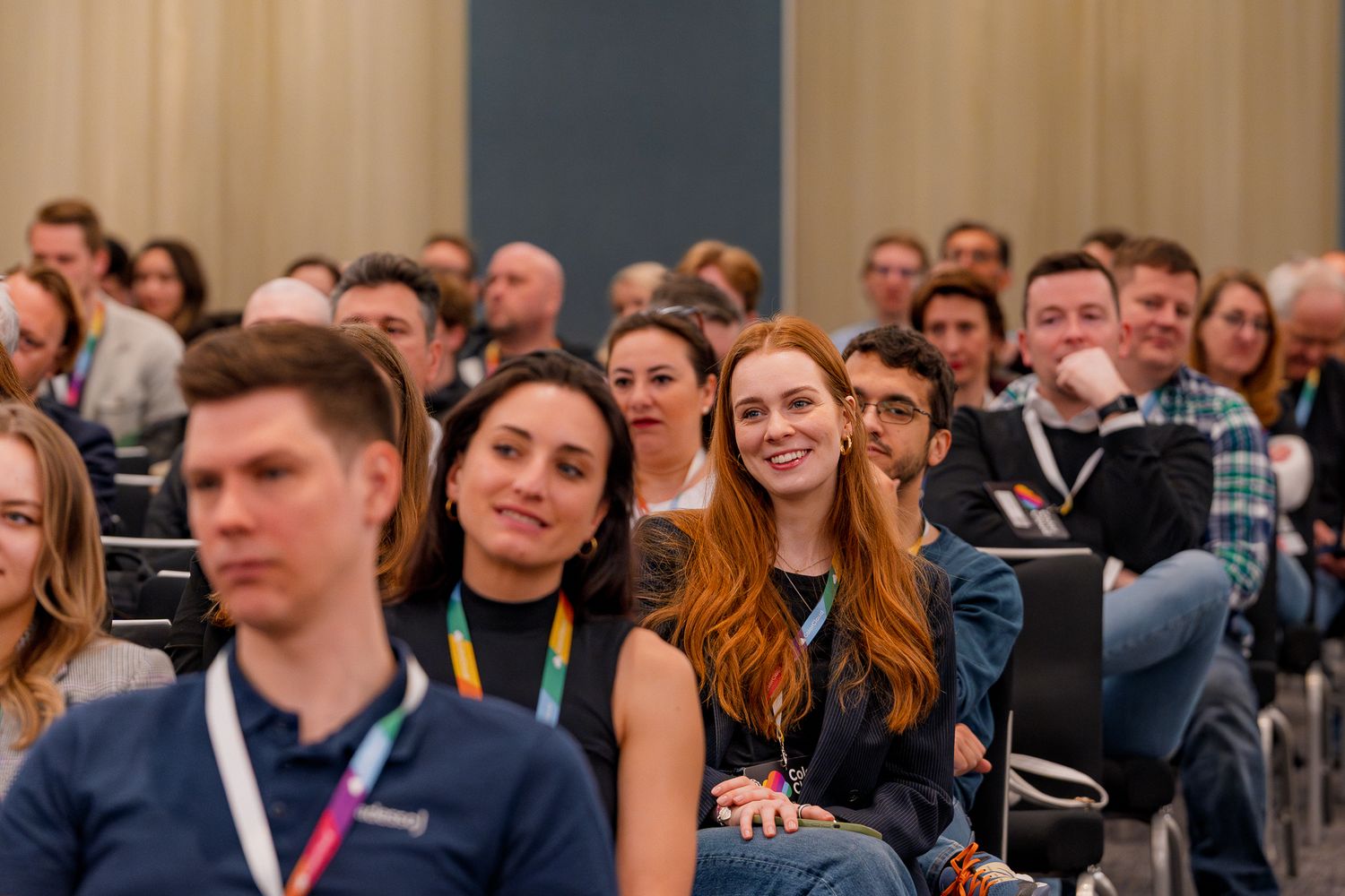 Lachende Gesichter von Teilnehmenden an der Eröffnungsveranstaltung der ColorCloud Konferenz 2025