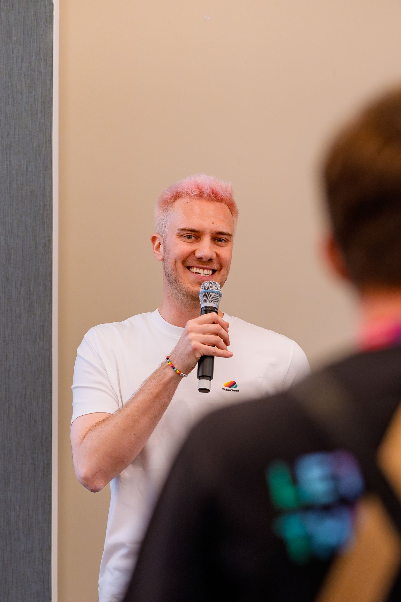 Mats Necker, Gründer der ColorCloud 2025, spricht ins Mikrofon