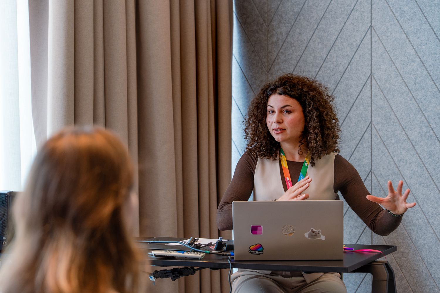 Speakerin Elvira Cekrezi gestikuliert während ihres Vortrags auf der ColorCloud 2025 mit ihren Händen