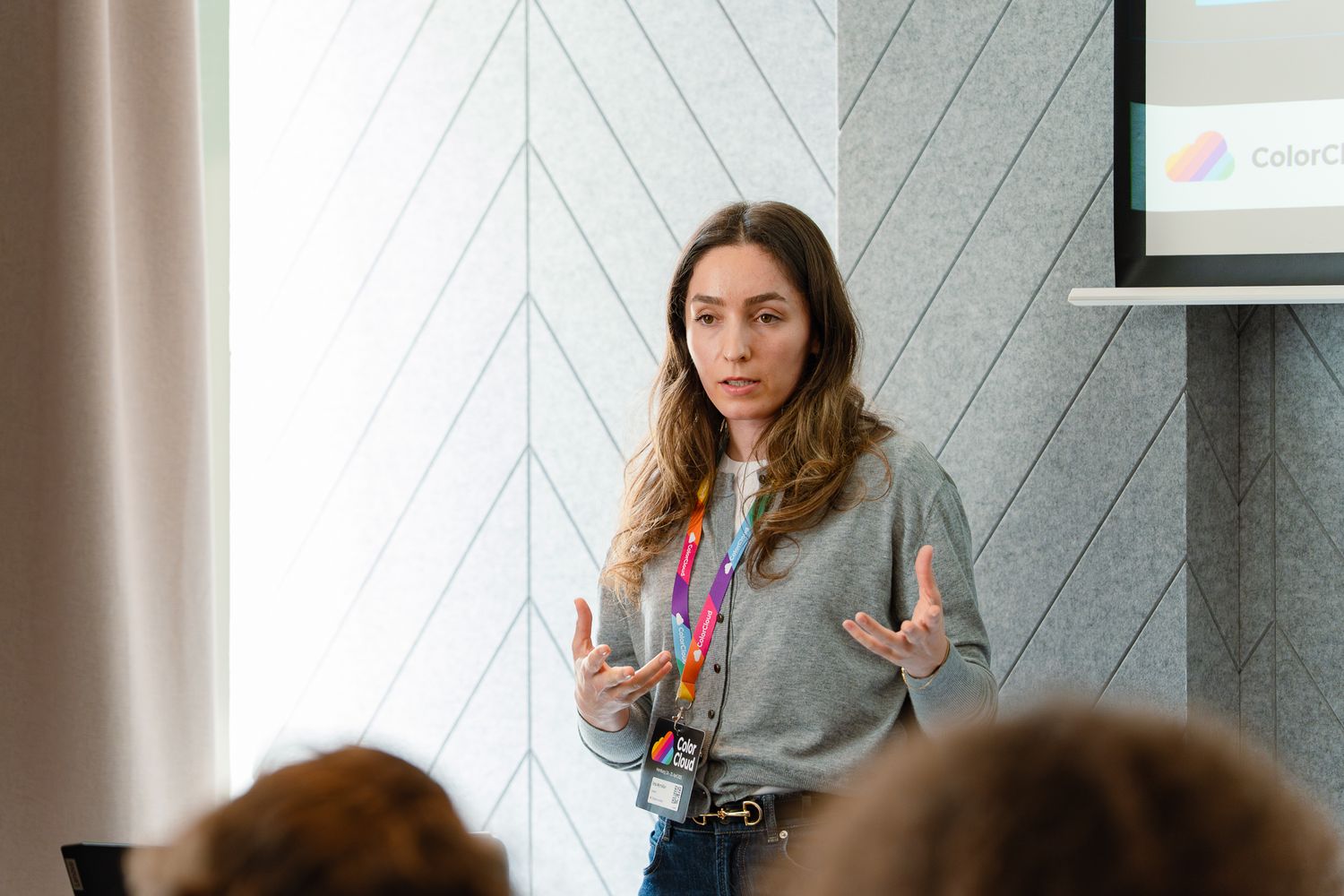 Speakerin Ema Myrtollari hält einen Vortrag auf der ColorCloud-Konferenz 2025