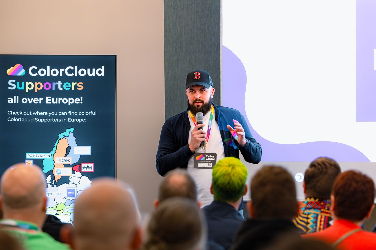 Jakub Bajla stellt in der Eröffnungsrede der ColorCloud 2025 den Sponsor Resco vor