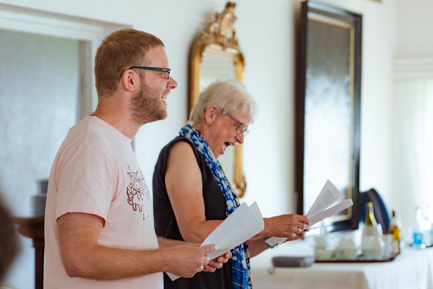 Mutter und Sohn halten eine Rede für das Geburtstagspaar