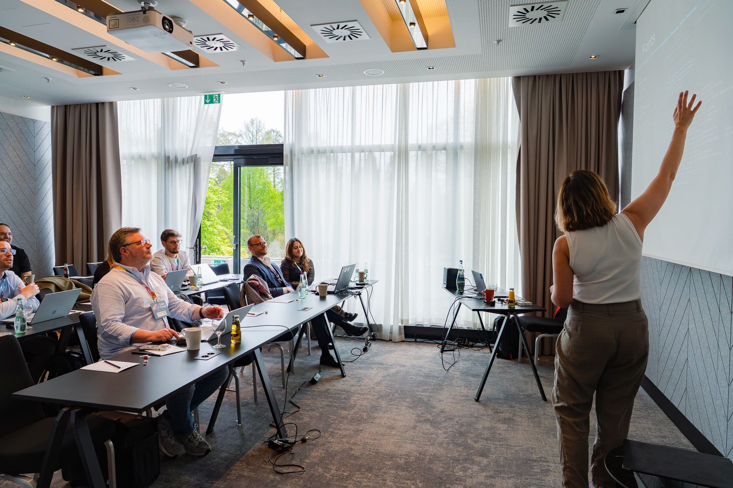 Ulrikke Akerbæk zeigt den Teilnehmenden ihres ColorCloud-Workshops etwas auf einer Leinwand