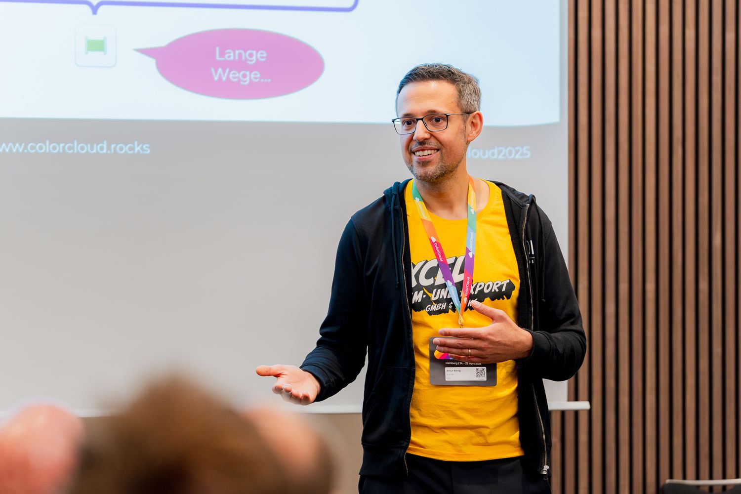 Artur König hält einen Vortrag auf der ColorCloud-Konferenz 2025
