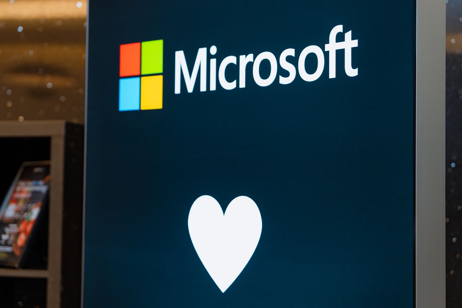 Aufsteller im Foyer mit Microsoft-Logo und einem weißen Herz