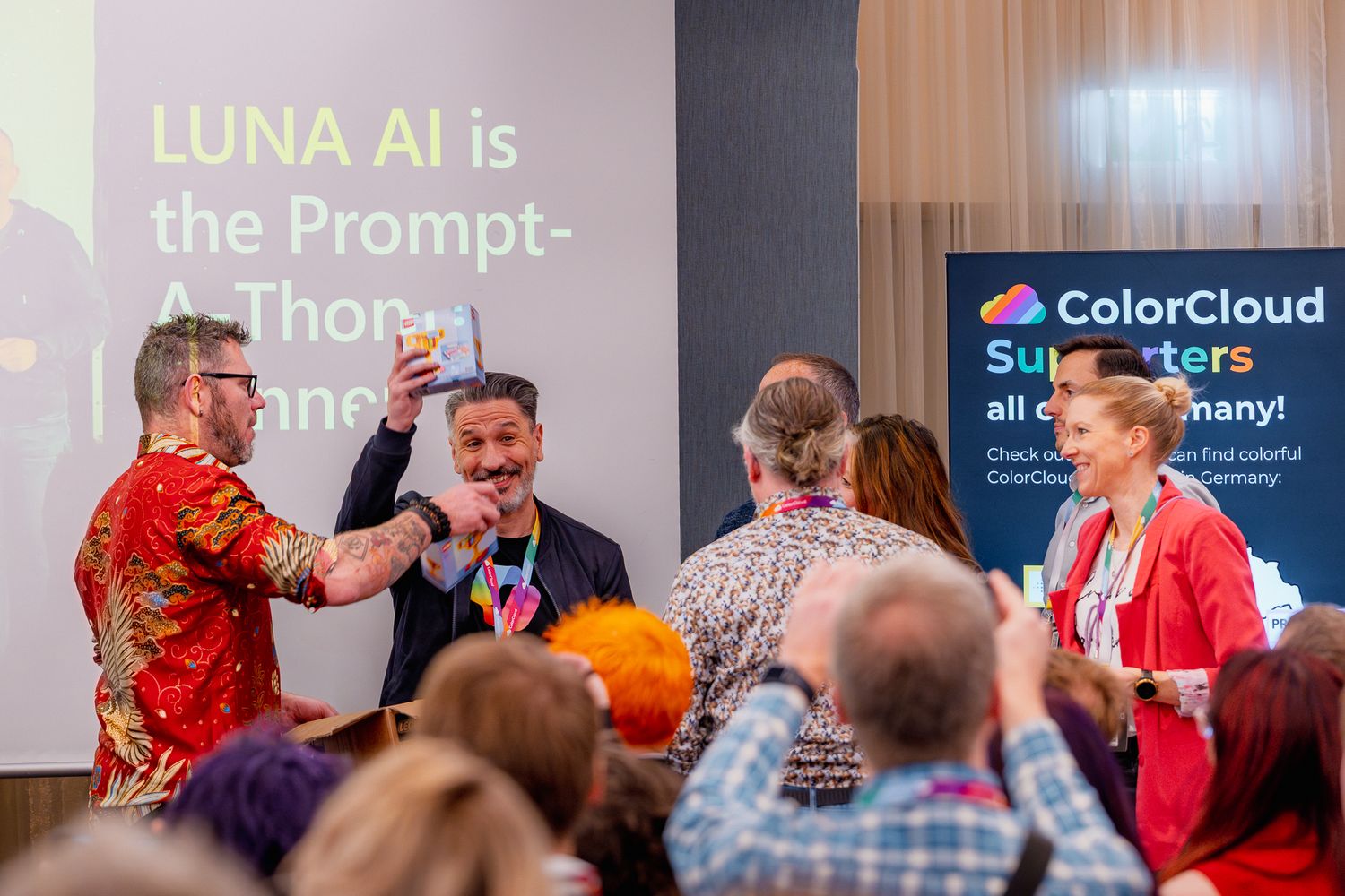 Das Gewinnerteam des ColorCloud PromptAthon 2025 nimmt seine Preise von Chris Huntingford entgegen