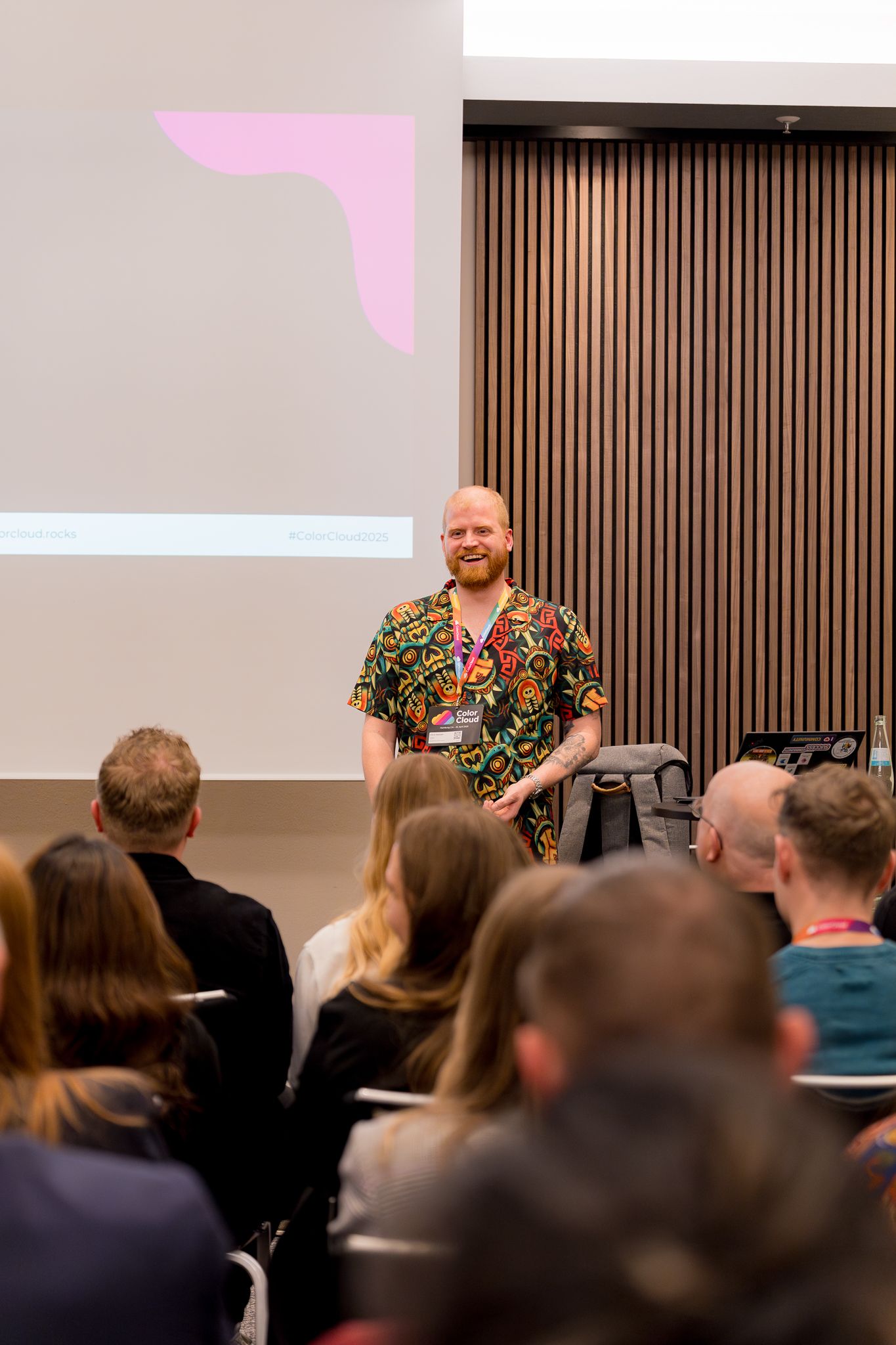 Chris Hansen hält vor Publikum einen Vortrag auf der ColorCloud-Konferenz 2025