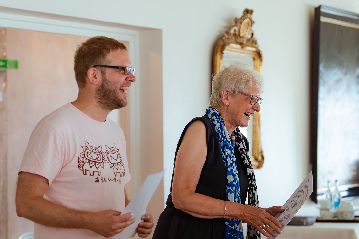 Mutter und Sohn lesen gemeinsam eine Rede vor