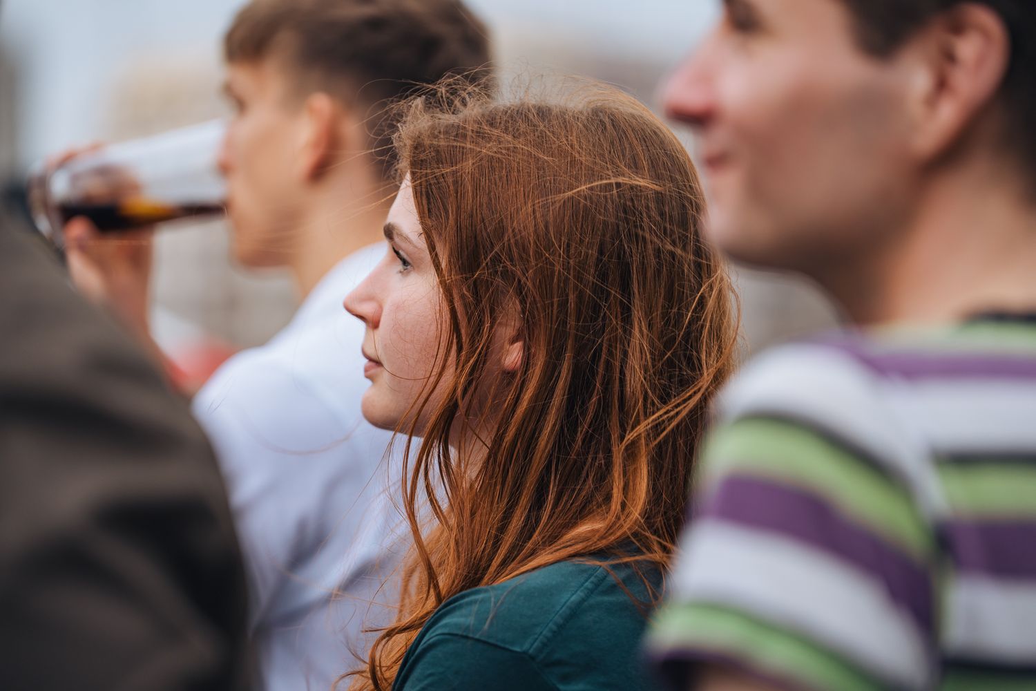 Frau mit roten langen Haaren im Profil