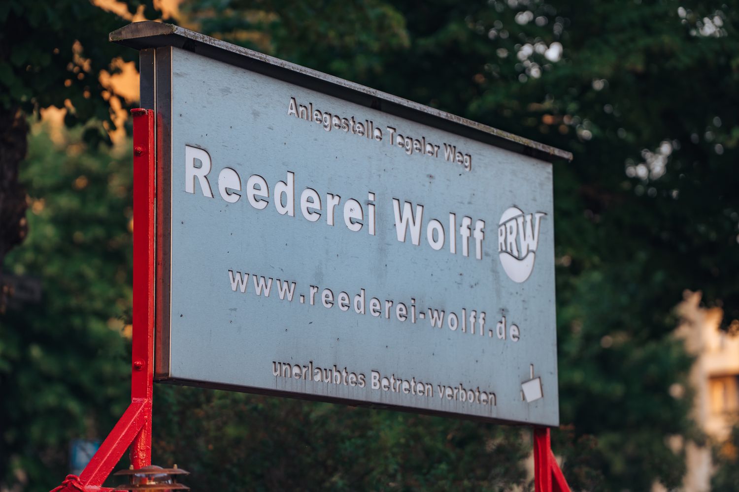 Schild der Reederei Wolff in Berlin an der Anlegestelle Tegeler Weg