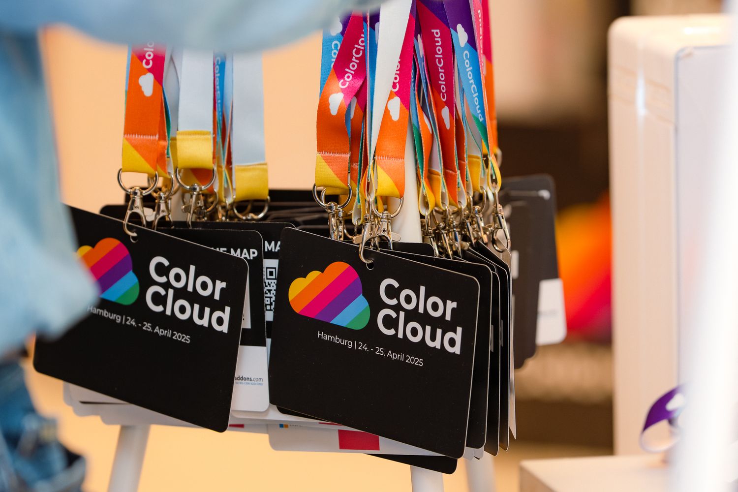ColorCloud 2025 bunte Namensbadges – bereit für die Teilnehmenden des zweitägigen Events in Hamburg