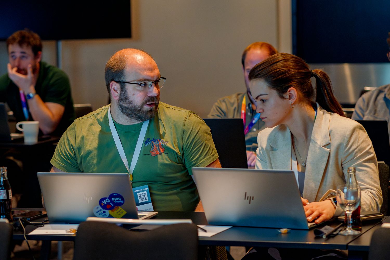 Zwei Teilnehmer des ColorCloud-Workshops diskutieren vor ihren aufgeklappten Laptops