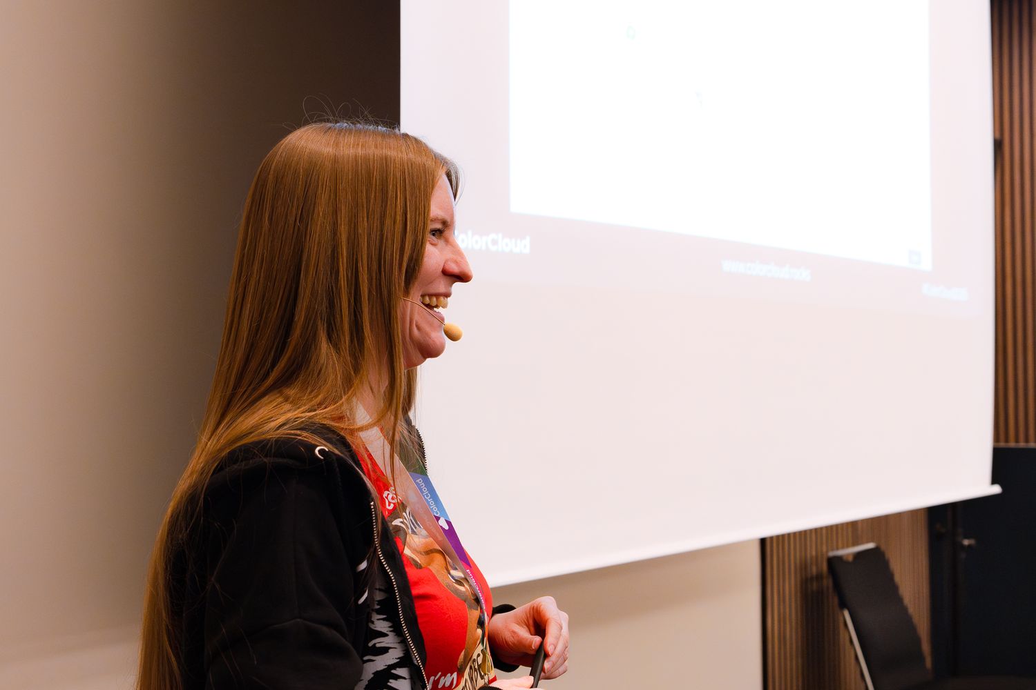 Nahaufnahme von Malin Martnes im Profil, während sie einen Vortrag auf der ColorCloud-Konferenz 2025 hält
