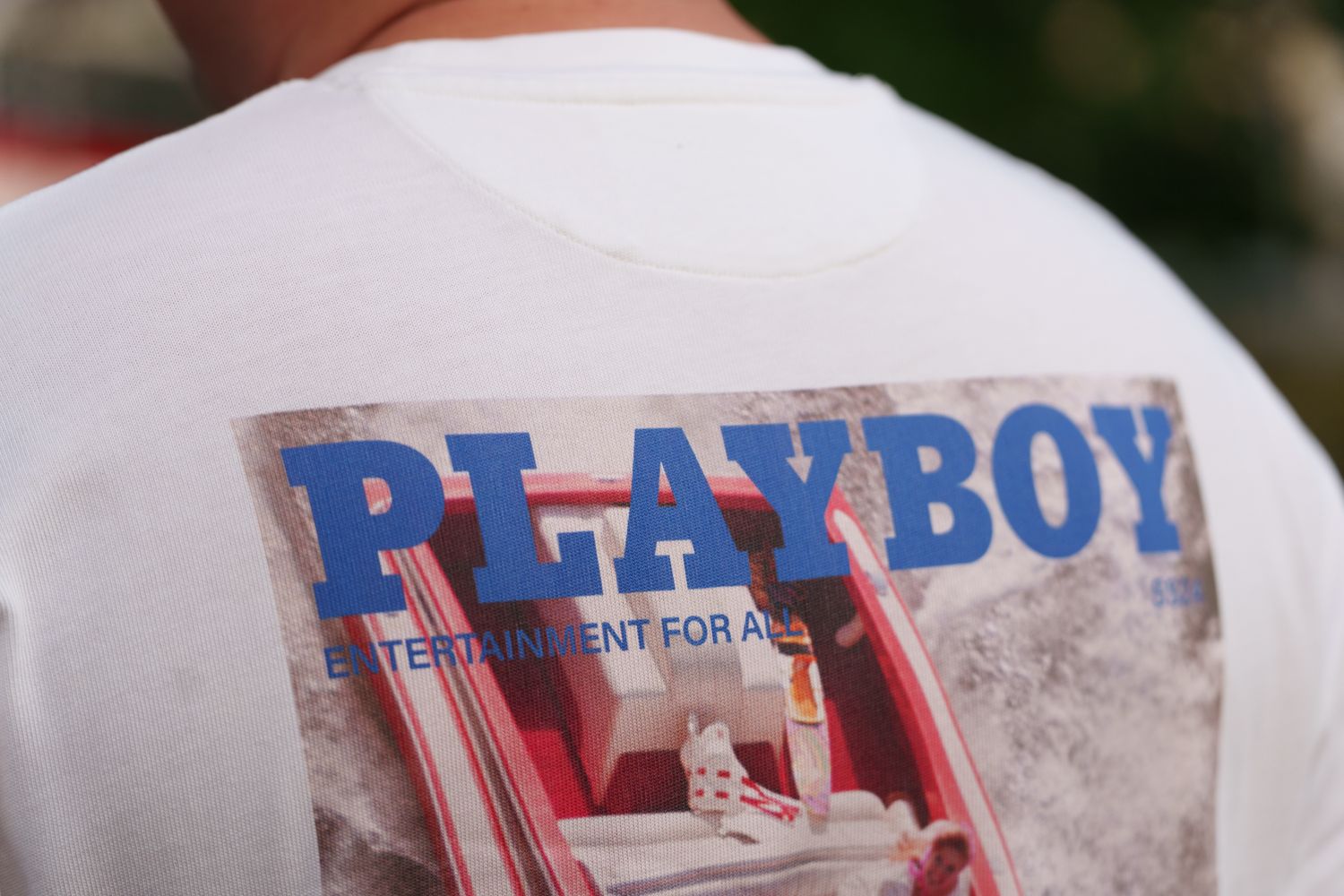 Rückenansicht eines T-Shirts mit der Aufschrift 'Playboy'
