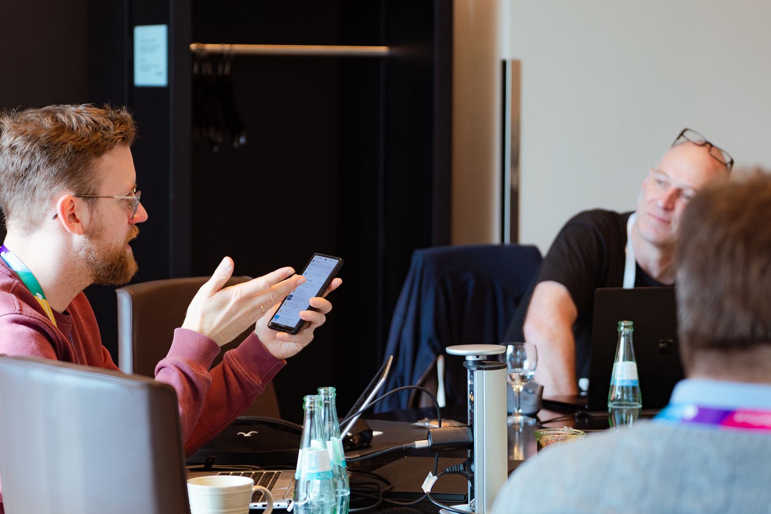 Ein Teilnehmer diskutiert mit Stefan Riedel beim ColorCloud Workshop