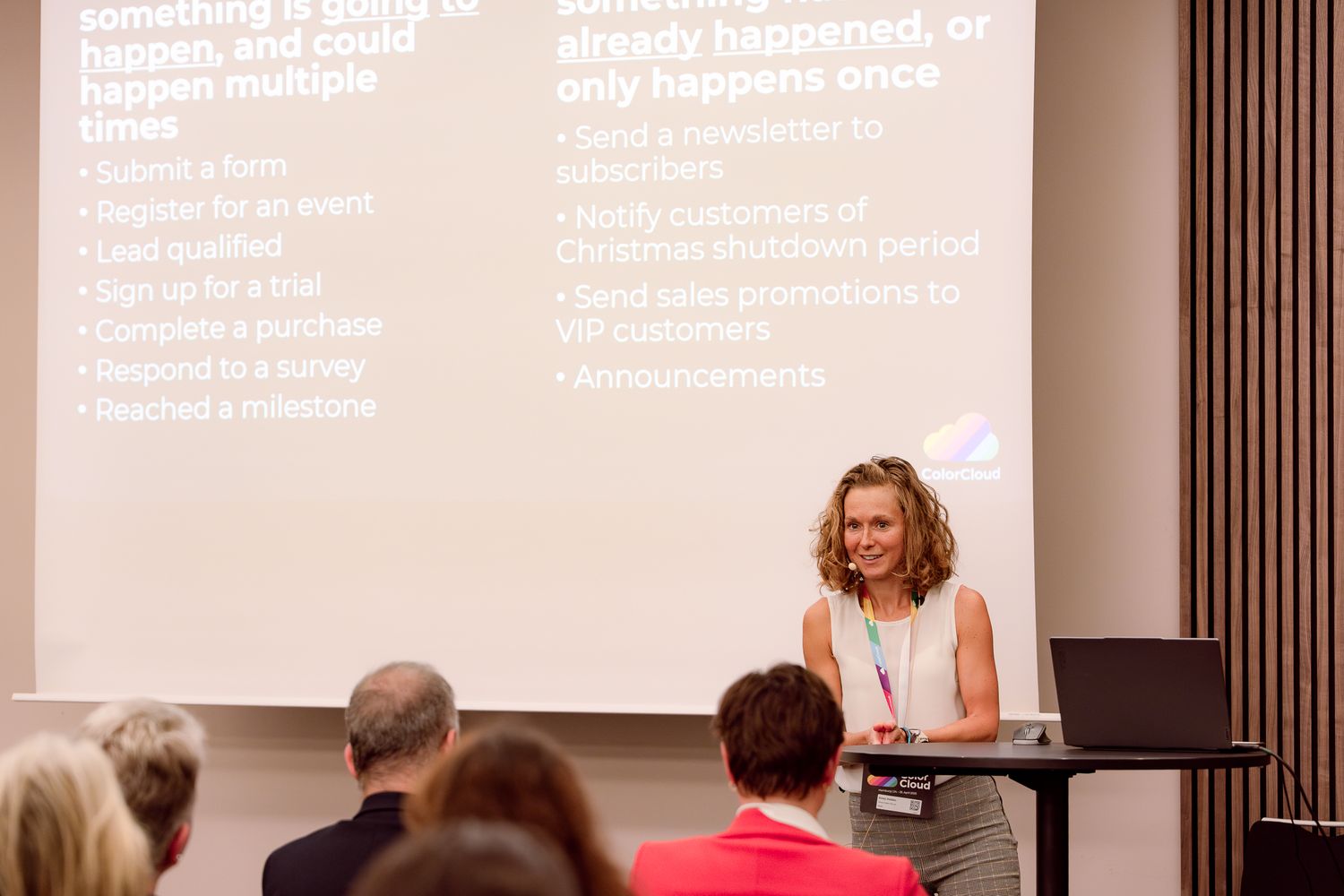 Speakerin Amey Holden hält einen Vortrag auf der ColorCloud 2025 in Hamburg